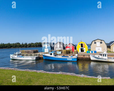 Fischerboote für Hummer und Wharf im ländlichen Prince Edward Island, Kanada. Stockfoto