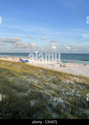 Blick von oben auf den weißen Sandstrand von Florida bei Sonnenuntergang Stockfoto