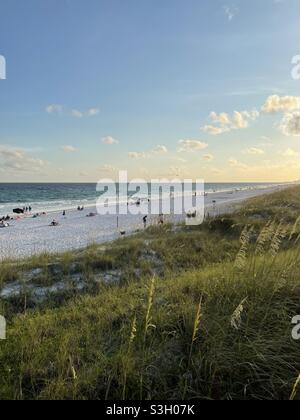 Blick von oben auf den weißen Sandstrand von Florida bei Sonnenuntergang Stockfoto