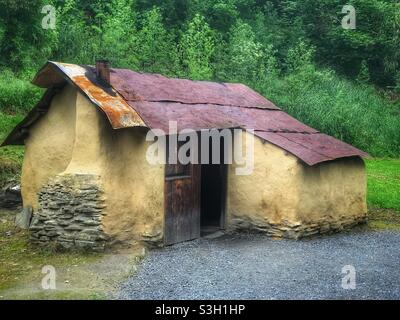 Historisches Bergarbeiterhaus in der chinesischen Siedlung Arrowtown, Arrowtown, Otago, Südinsel, Neuseeland Stockfoto