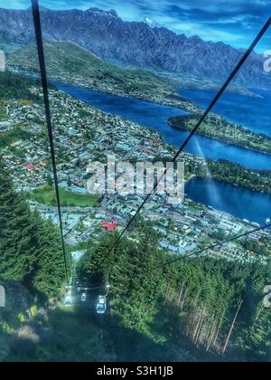 Reiten in der Skyline Gondola in Queenstown, Region Otago, Südinsel, Neuseeland Stockfoto