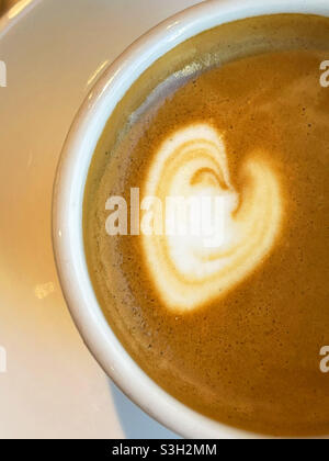 Herzform in einer Tasse Kaffee. Ansicht schließen. Stockfoto