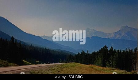 Rauchiger Tag, in den Rockies, Bergen, Rauch, Waldbrände Stockfoto