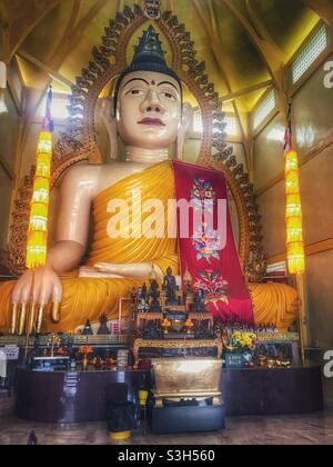 Große Buddha-Figur im Sakya Muni Buddha Gaya Tempel in Little India, Singapur Stockfoto