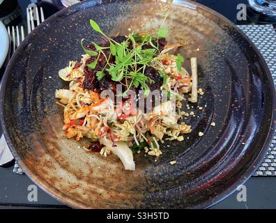 Thailändischer Sticky Beef- und Nudelsalat. Stockfoto