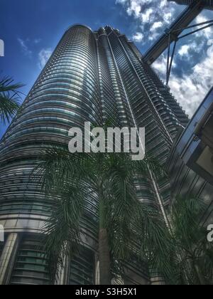 Nahaufnahme eines der Petronas Twin Towers in Kuala Lumpur, Malaysia Stockfoto