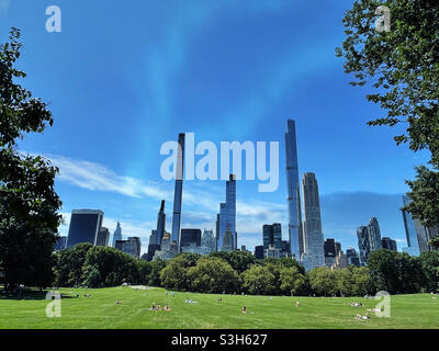 Wolkenkratzer in Milliardärenreihe, gesehen von der Sheep Meadow im Central Park, NYC, USA, 2021 Stockfoto