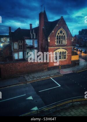 Der Blick vom oberen Ende des Parkplatzes des Brewery Quarter in Cheltenham auf ein verderbtes Gebäude Stockfoto