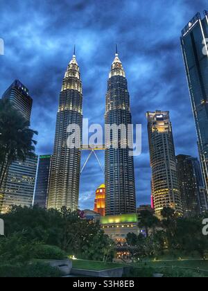 Abendansicht der Petronas Twin Towers in Kuala Lumpur, Malaysia Stockfoto