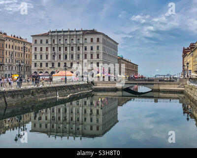 Ponte Rosso und der Canale Grande in Triest, Friaul Julisch Venetien, Italien Stockfoto