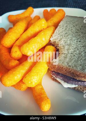 Nahaufnahme eines Mittagssnacks mit Käsehüffchen und Sandwich auf Vollkornbrot, USA Stockfoto