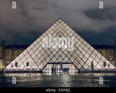 Die von im Pei entworfene Louvre-Pyramide im Louvre-Museum in Paris, Frankreich Stockfoto