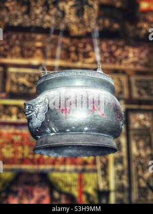 Hängender Weihrauchbrenner im Klanhaus Leong San Tong Khoo Kongsi in George Town, Penang, Malaysia Stockfoto