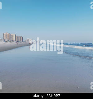 Juli 2021, am Strand, Blick nach Norden in Richtung Atlantic City, Ventnor City, Atlantic County, New Jersey, USA Stockfoto