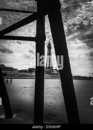 Blackpool Tower vom North Pier Stockfoto