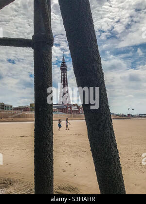 Blackpool Tower vom North Pier Stockfoto