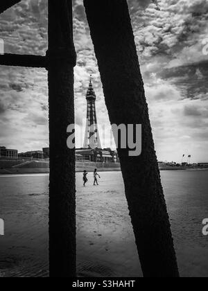 Blackpool Tower vom North Pier Stockfoto