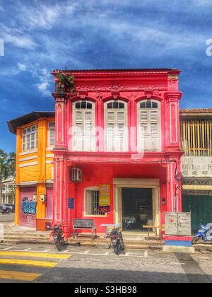 Farbenfrohe historische Geschäftshäuser in George Town, Penang, Malaysia Stockfoto