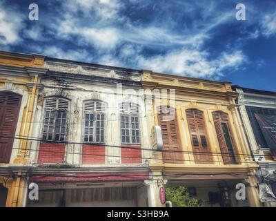 Fenster und Fensterläden im Obergeschoss der historischen Geschäftshäuser in George Town, Penang, Malaysia Stockfoto