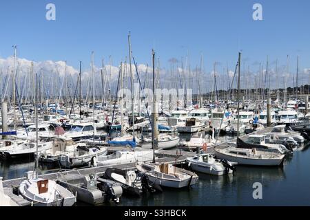 Der schöne Hafen von Piriac sur Mer in Loire Atlantique, Frankreich, am Sommer 2021 Stockfoto