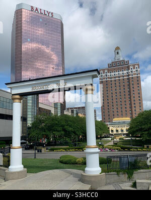 Juli 2021, Brighton Park, Bally's und die Claridge Hotels im Hintergrund, Atlantic City, New Jersey, USA Stockfoto