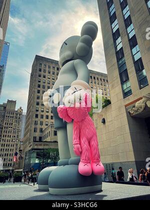 Die Künstlerin KAWS New Installation share ist im Center, Plaza im Rockefeller Center, 2021, NYC, USA, zu sehen Stockfoto