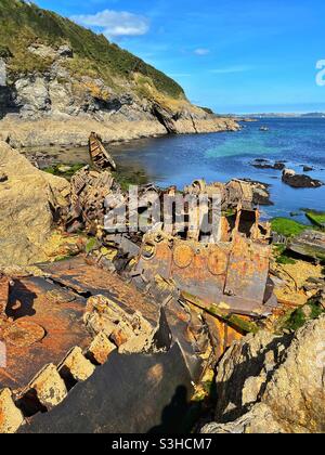 Das Wrack des Ben Asdale, eines schottischen Fischtrawlers, der während eines Schneesturms im Dezember 1978 vor dem Strand von Maenporth in der Nähe von Falmouth auf Grund lief. Stockfoto