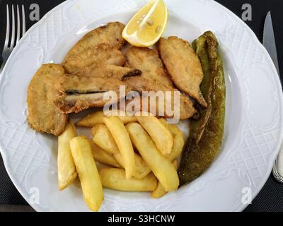 Panierte Sardellen mit Kartoffeln und Pfeffer. Stockfoto