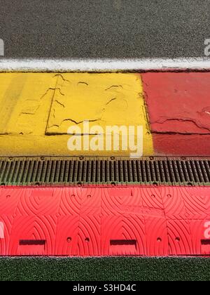 Bordsteine in den Farben der belgischen Flagge auf dem Circuit de Spa-Francorchamps in Stavelot, Belgien Stockfoto