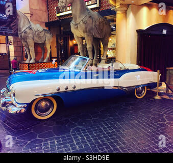 Cabrio vor Cuba Libre Restaurant und Rum Bar, Tropicana, Atlantic City, New Jersey, USA Stockfoto