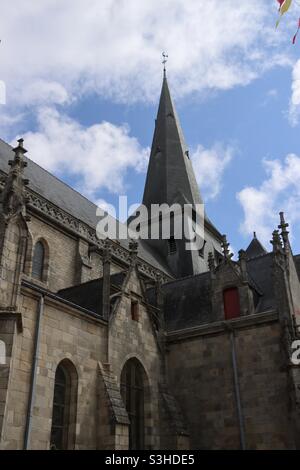 Die Stiftskirche Saint Aubin befindet sich im Zentrum der mittelalterlichen Stadt Guerande, umgeben von ihren Wällen. Es befindet sich im französischen Departement Loire Atlantique Stockfoto