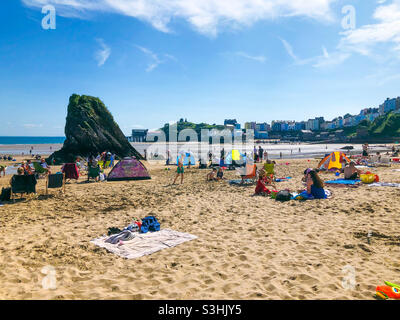 Menschen am Strand A Tenby in Pembrokeshire, Wales, Großbritannien an einem heißen und sonnigen Sommertag. Stockfoto