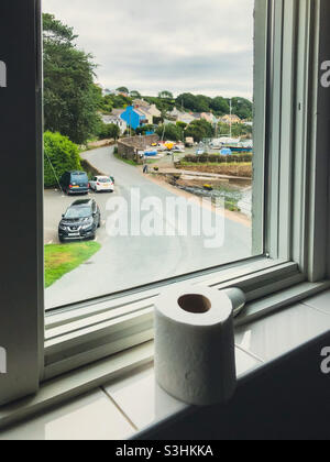 Blick von einem Badezimmerfenster in einem Hotel in Milford Haven in Pembrokeshire, Wales, Großbritannien Stockfoto
