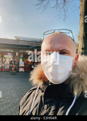 Porträt eines reifen Mannes mit Gesichtsmaske zum Schutz und zur Verhinderung der Ausbreitung von Viren in der Stadt Stockfoto