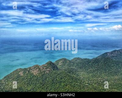 Blick über den Ozean vom Gipfel des Mat Cincang Mountain auf der Insel Langkawi, Malaysia Stockfoto