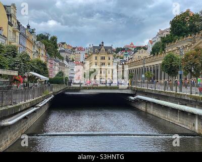 Alte bunte Gebäude und Mühlenkolonnade in der Nähe des Flusses Tepla im historischen Zentrum von Karlovy Vary, Tschechische Republik. Stockfoto