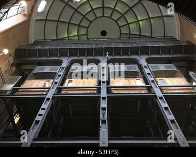 Blick auf die Autoaufzüge im alten Hamburger Elbtunnel Stockfoto