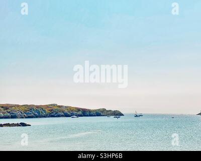 Rhoscolyn Strand und Bucht an einem warmen Sommernachmittag, Anglesey, Großbritannien, Nordwales, Gwynedd, cymru Stockfoto