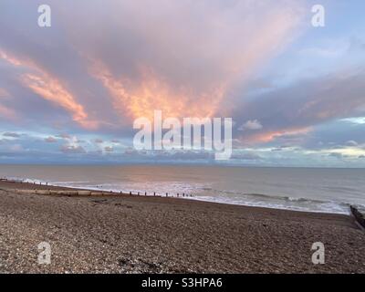 Sonnenuntergang über Meer Stockfoto