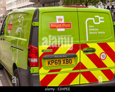 Rückansicht eines neuen elektrischen Lieferwagens von Royal Mail, der Teil seines Beitrags zur Bekämpfung des Klimawandels ist Stockfoto