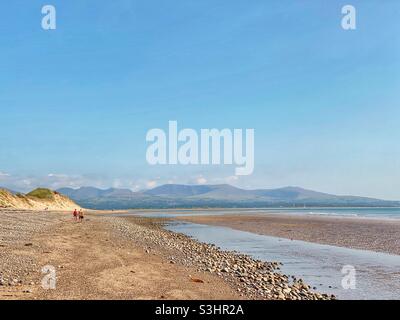 Küstenküste vor Newborough Warren, Anglesey, Nord-wales, großbritannien, mit Snowdonia-Gebirge in der Ferne, Spätsommer, august 2021 Stockfoto