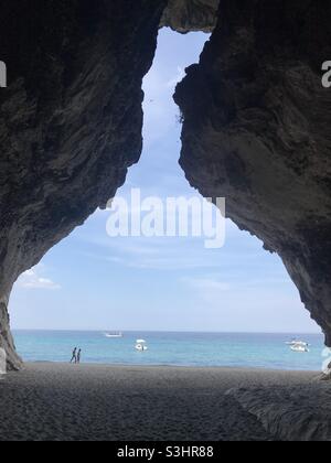 Eine Höhle in Cala Luna, Sardinien, Italien Stockfoto