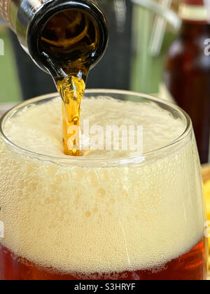Bier in ein Glas gießen. Ansicht schließen. Stockfoto