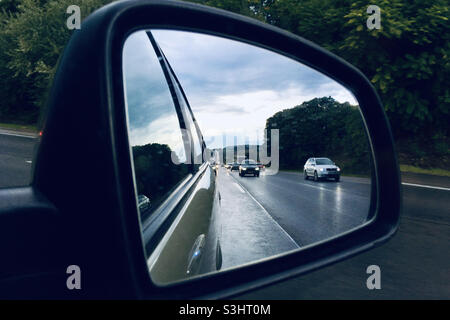 Starker Verkehr im Autospiegel auf der Autobahn M1 bei Regenwetter, Ungarn Stockfoto