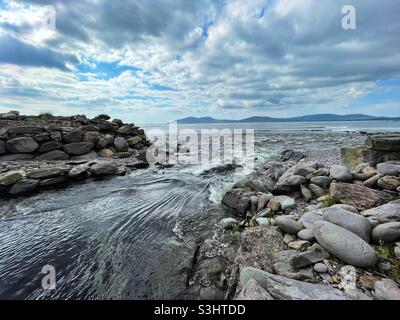 Abfluss des Lough Currane vom Butler Pool auf Waterville Beach, County Kerry, Irland, August. Stockfoto