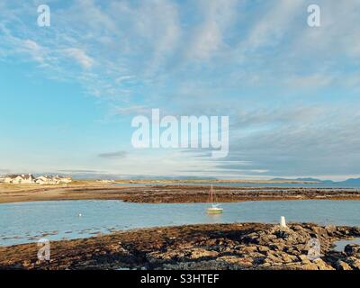 Rhoseigr Beach bei Sonnenuntergang mit Blick auf die Snowdonia-Bergkette, august 2021, Anglesey, Nordwales, vereinigtes Königreich Stockfoto