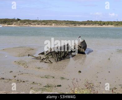 Wrackboote am Strand von Dives sur Mer in Frankreich im Département Calvados der Normandie Stockfoto