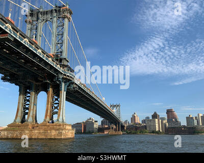 August 2021, Blick über den East River in Richtung Brooklyn, Manhattan Bridge auf der linken Seite, New York City, New York, USA Stockfoto