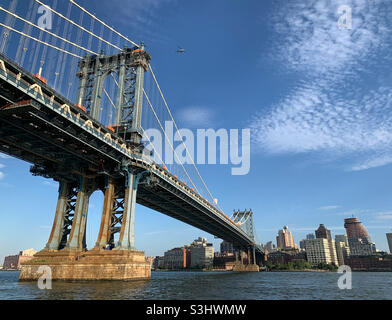 August 2021, Blick über den East River in Richtung Brooklyn, Manhattan Bridge auf der linken Seite, New York City, New York, USA Stockfoto
