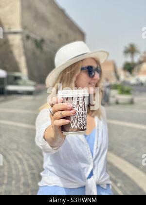 Schneller Kaffee irgendwo in Italien Stockfoto